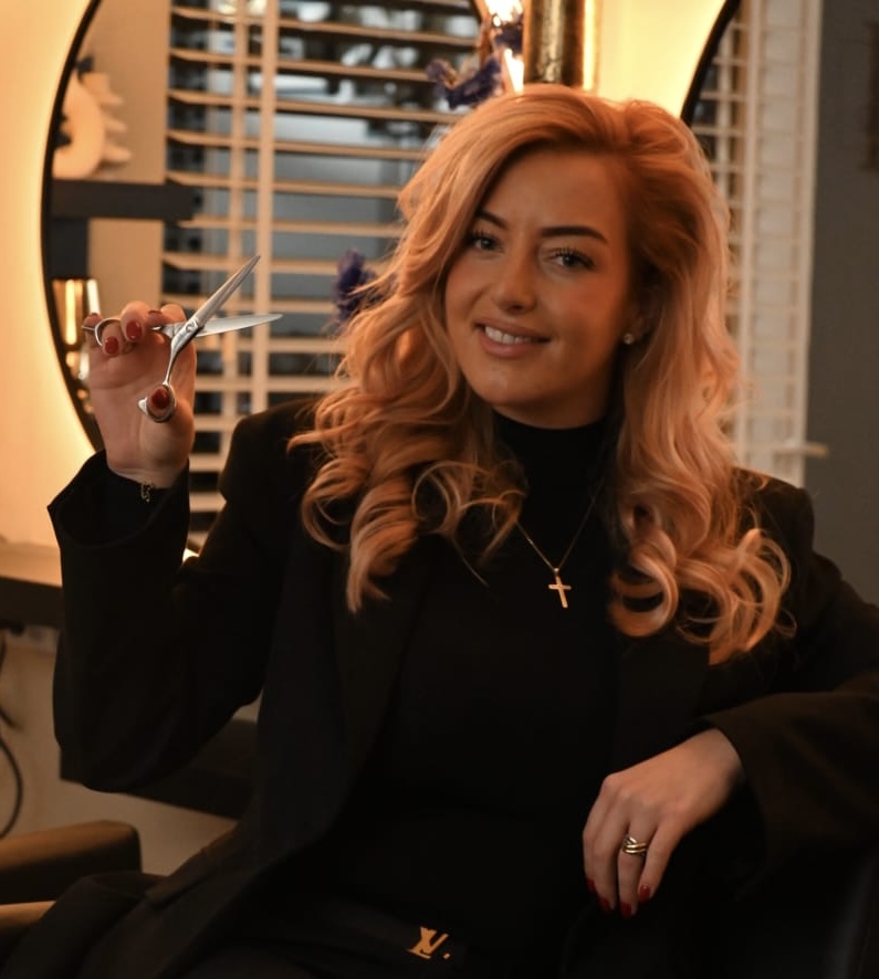 Bo Lokers met schaar in haar salon aan huis in Moerdijk